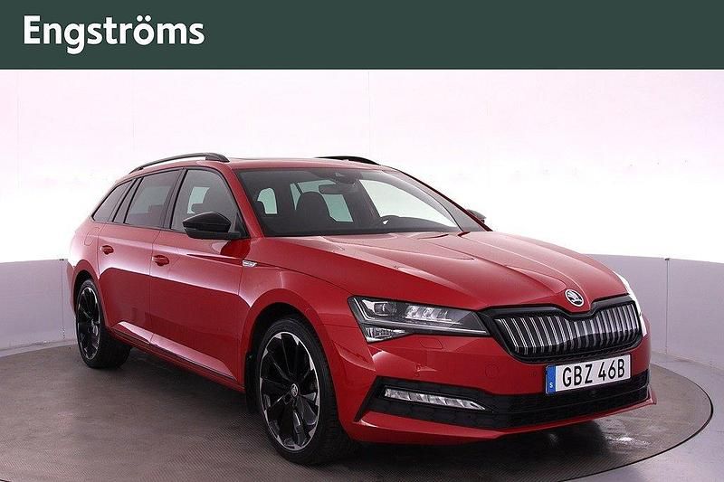 Röd (velvet red metallic) Begagnad 2023 Skoda Superb SportLine Kombi | 479 000 kr - Bild 1/4