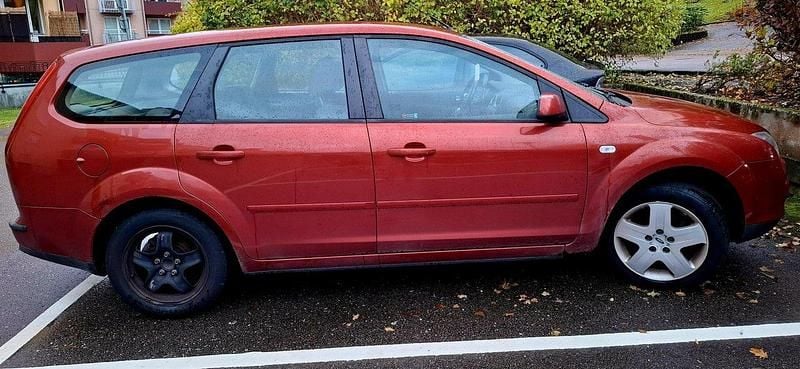 Röd Begagnad 2007 Ford Focus Trend Kombi | 8 000 kr (Superpris) - Bild 1/4