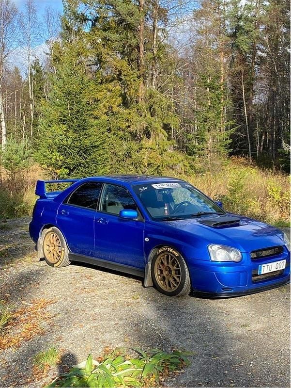 Blå Begagnad 2003 Subaru Impreza Sedan | 139 000 kr (Marknadspris) - Bild 1/4