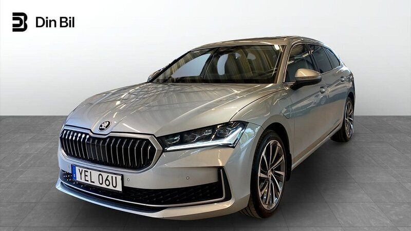 Silver (pebble silver metallic) Begagnad 2024 Skoda Superb LAURIN & KLEMENT Kombi | 489 900 kr - Bild 1/4