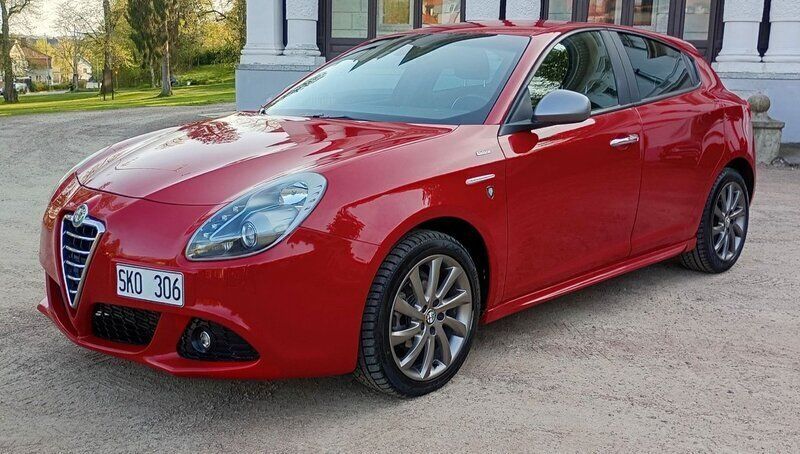 Röd Begagnad 2014 Alfa Romeo Giulietta Veloce Halvkombi | 78 000 kr (Marknadspris) - Bild 1/4