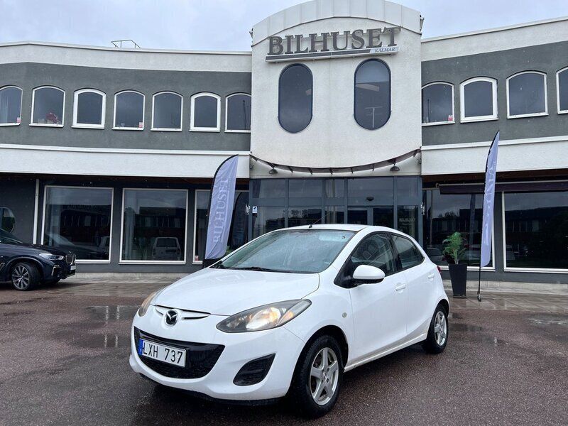 Vit Begagnad 2011 Mazda 2 Halvkombi | 69 900 kr (Dyr) - Bild 1/4