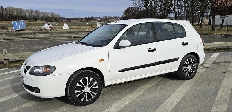 Vit Begagnad 2005 Nissan Almera Halvkombi | 26 500 kr (Lite dyr) - Bild 1/4