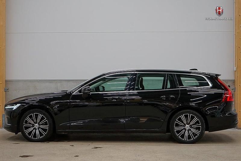 Begagnad Volvo V60 Core 253 HK (186 kW) 2022 Svart Kombi