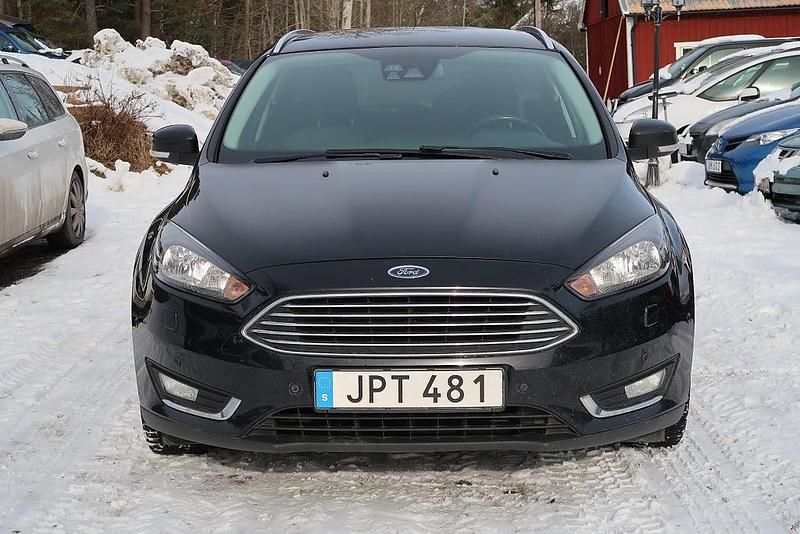 Begagnad Ford Focus Titanium 125 HK (91 kW) 2014 Svart Kombi
