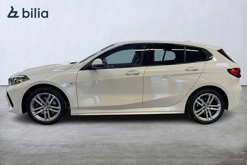 Begagnad BMW 118 M Sport 136 HK (100 kW) 2022 Vit Halvkombi