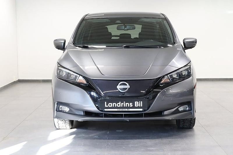 Begagnad Nissan Leaf N-Connecta 2023 Grå Halvkombi