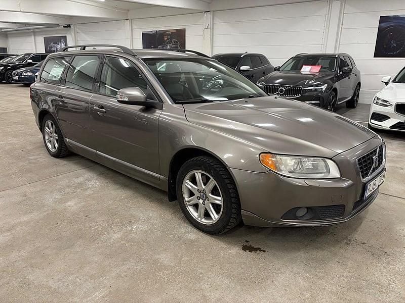 Begagnad Volvo V70 Momentum 185 HK (136 kW) 2008 Grå Kombi