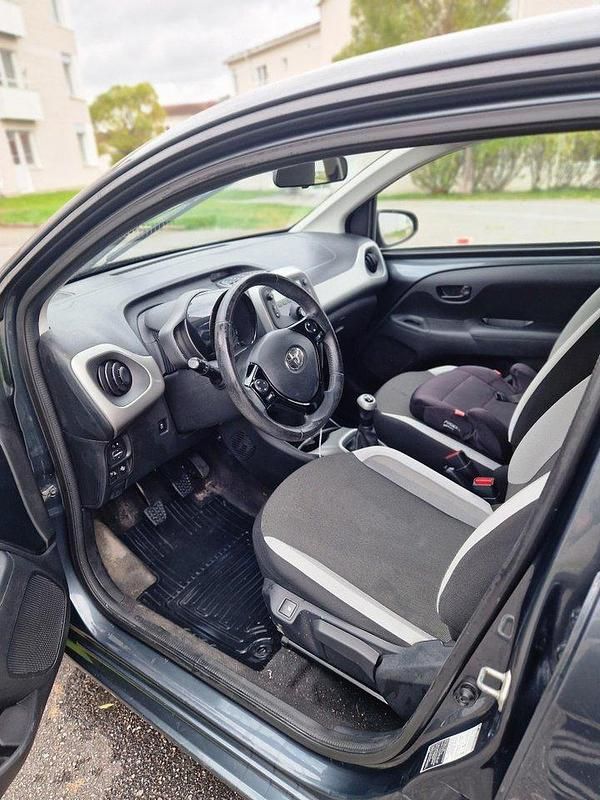 Begagnad Toyota Aygo X-play 69 HK (50 kW) 2015 Grå Halvkombi