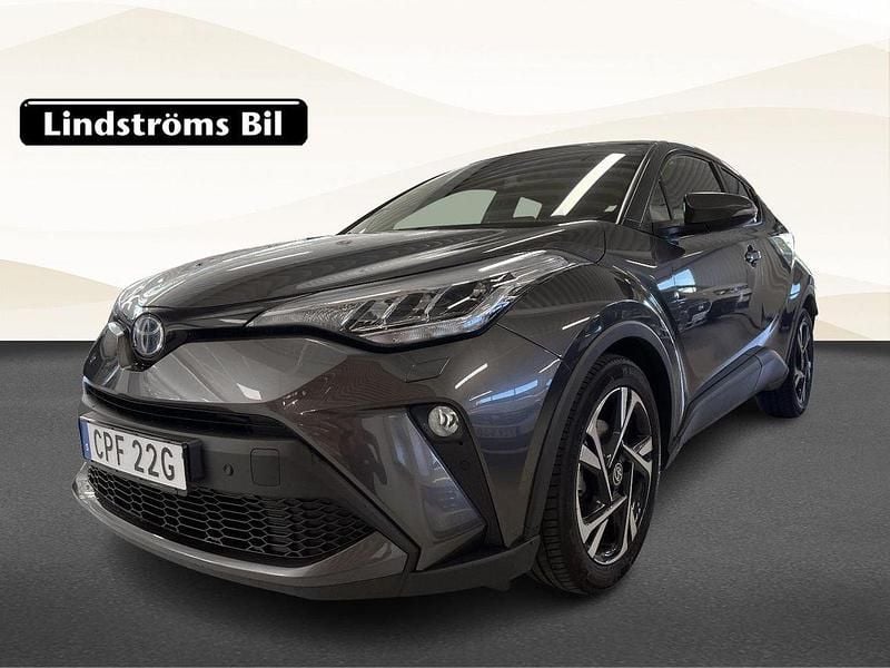 Mörkgrå (grå) Begagnad 2022 Toyota C-HR Edition SUV | 259 900 kr (Marknadspris) - Bild 1/3