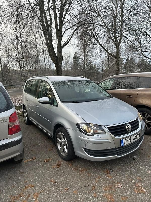 Begagnad 2010 VW Touran Minibuss | 58 000 kr (Marknadspris) - Bild 1/4