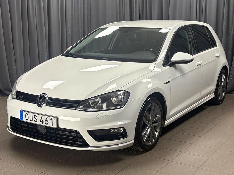 Vit Begagnad 2016 VW Golf VII R-line Halvkombi | 128 900 kr (Lite dyr) - Bild 1/4
