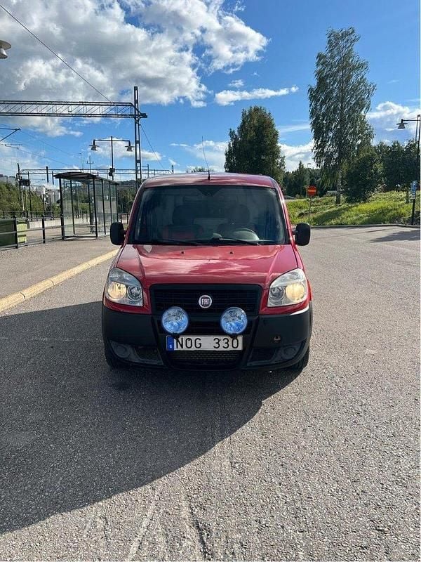 Röd Begagnad 2008 Fiat Doblò Minibuss | 23 000 kr (Marknadspris) - Bild 1/4