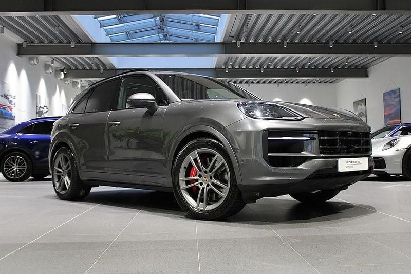 Grå Begagnad 2025 Porsche Cayenne S E-Hybrid SUV | 1 375 000 kr (Bra pris) - Bild 1/4