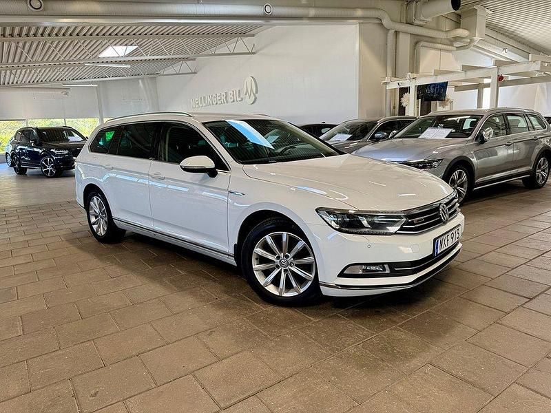Vit (pure white) Begagnad 2015 VW Passat Executive Kombi | 168 500 kr (Marknadspris) - Bild 1/4