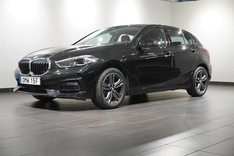 Svart Begagnad 2022 BMW 118 Sport Line Halvkombi | 259 500 kr (Marknadspris) - Bild 1/4