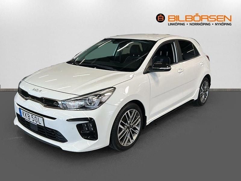 Vit Begagnad 2022 Kia Rio GT-Line Halvkombi | 239 900 kr (Dyr) - Bild 1/4