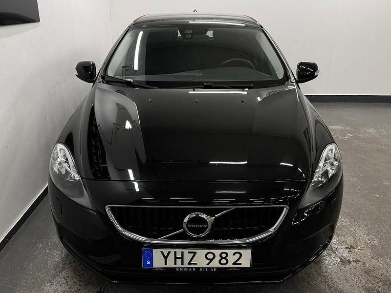 Begagnad Volvo V40 Kinetic 120 HK (88 kW) 2016 Svart Halvkombi