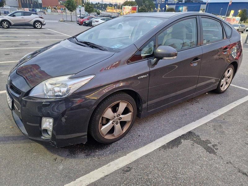 Grå Begagnad 2011 Toyota Prius Halvkombi | 111 000 kr (Marknadspris) - Bild 1/4