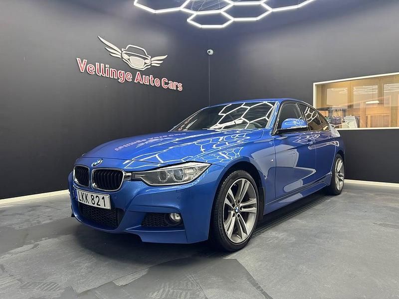Blå Begagnad 2014 BMW 320 M Sport Sedan | 134 900 kr (Marknadspris) - Bild 1/4