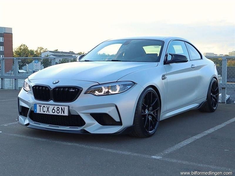 Silver samma som bilen Begagnad 2019 BMW M2 Competition Edition Sportkupé | 619 000 kr (Lite dyr) - Bild 1/4