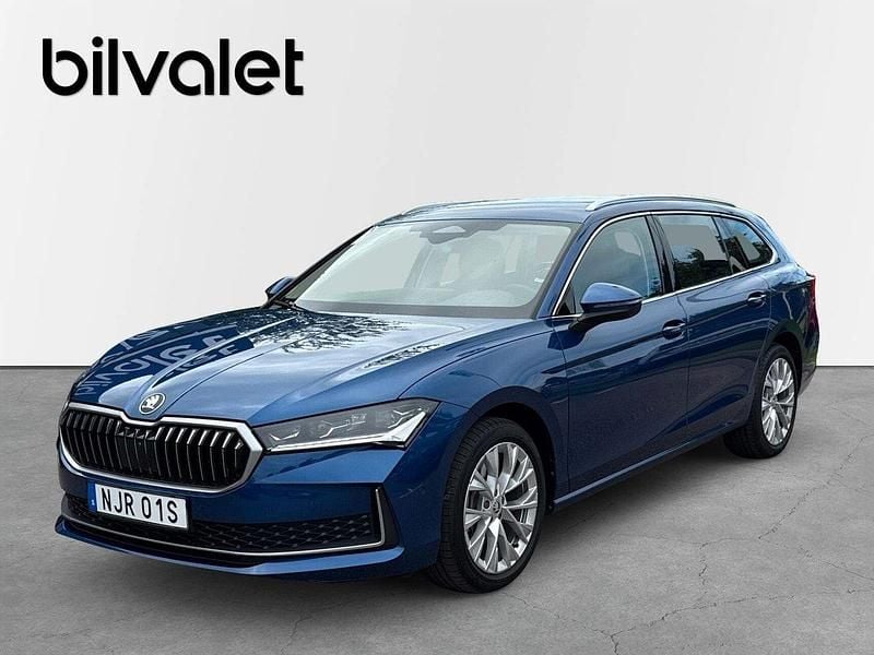 Mörkblå Begagnad 2024 Skoda Superb Selection Kombi | 429 900 kr (Marknadspris) - Bild 1/4
