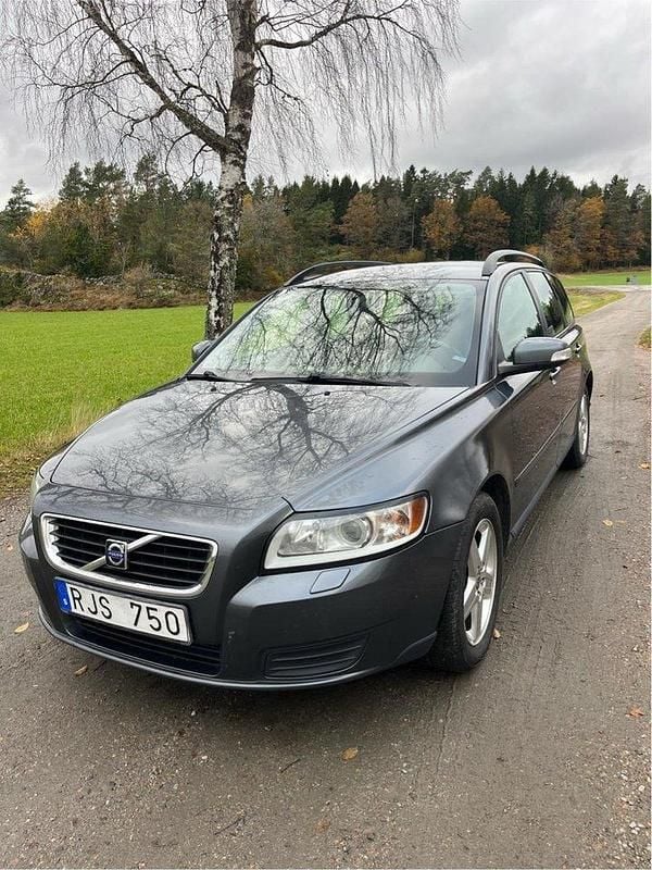 Grå Begagnad 2008 Volvo V50 Kinetic Kombi | 37 000 kr (Marknadspris) - Bild 1/4