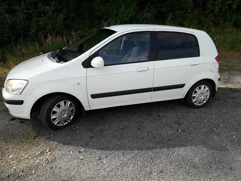 Vit Begagnad 2005 Hyundai Getz Halvkombi | 19 900 kr (Marknadspris) - Bild 1/4