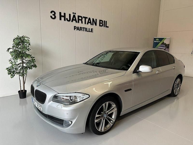 Ljusgrå Begagnad 2010 BMW 520 Sedan | 99 900 kr (Marknadspris) - Bild 1/4