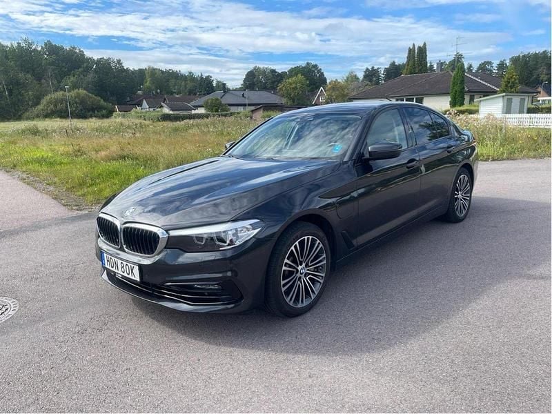 Grå Begagnad 2020 BMW 530e iPerformance Sedan | 270 000 kr (Superpris) - Bild 1/4