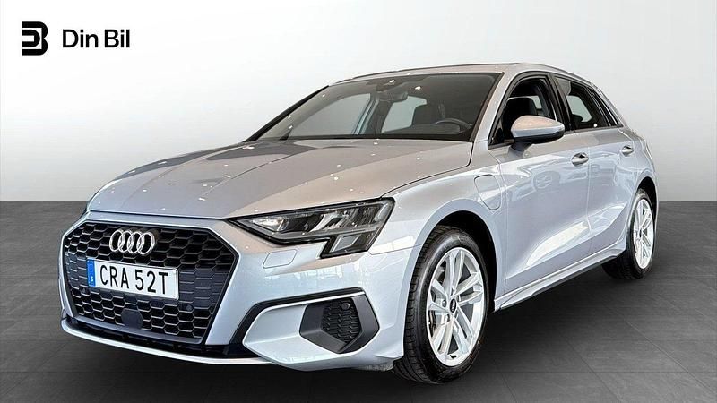 Florettsilver metallic Begagnad 2024 Audi A3 Sportback e-tron Proline Halvkombi | 329 000 kr (Superpris) - Bild 1/4