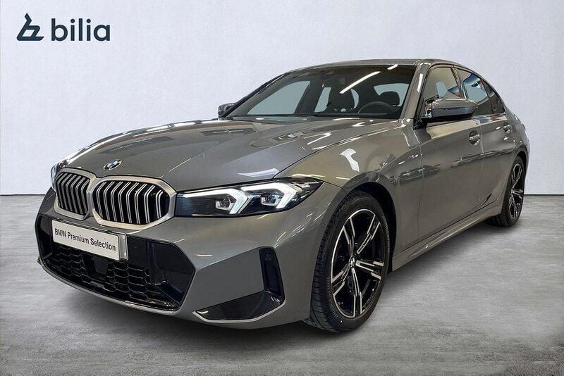 Grå Begagnad 2024 BMW 320 Comfort Edition Sedan | 468 500 kr (Marknadspris) - Bild 1/3