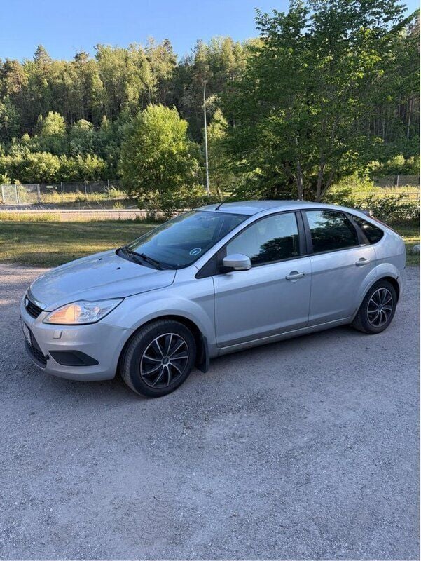 Grå Begagnad 2010 Ford Focus Trend Halvkombi | 9 990 kr (Bra pris) - Bild 1/4