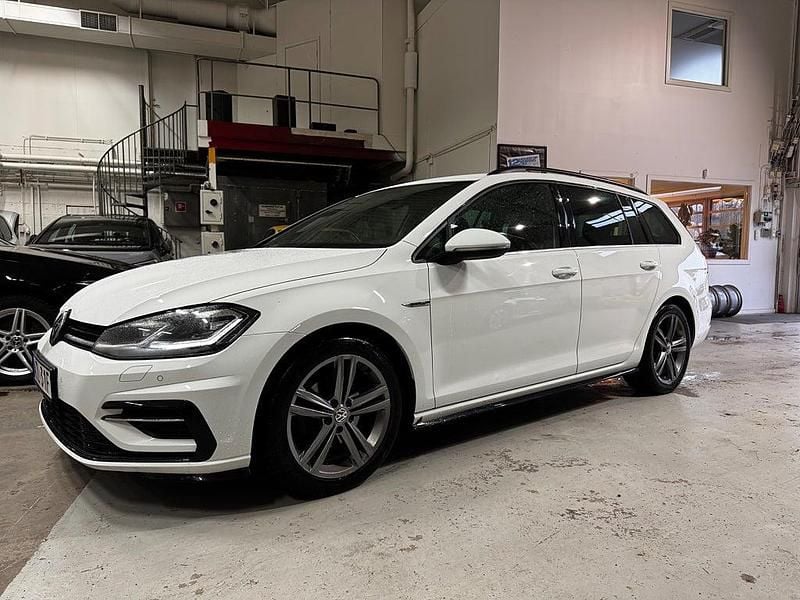 Vit Begagnad 2019 VW Golf VIII R-line Kombi | 204 900 kr (Marknadspris) - Bild 1/4