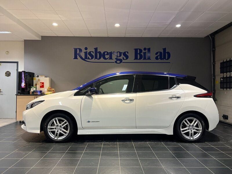 Vit Begagnad 2020 Nissan Leaf Tekna Halvkombi | 154 900 kr (Marknadspris) - Bild 1/4