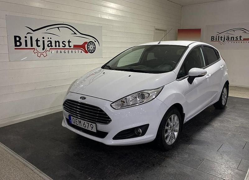 Vit Begagnad 2016 Ford Fiesta Titanium Halvkombi | 74 900 kr (Marknadspris) - Bild 1/4
