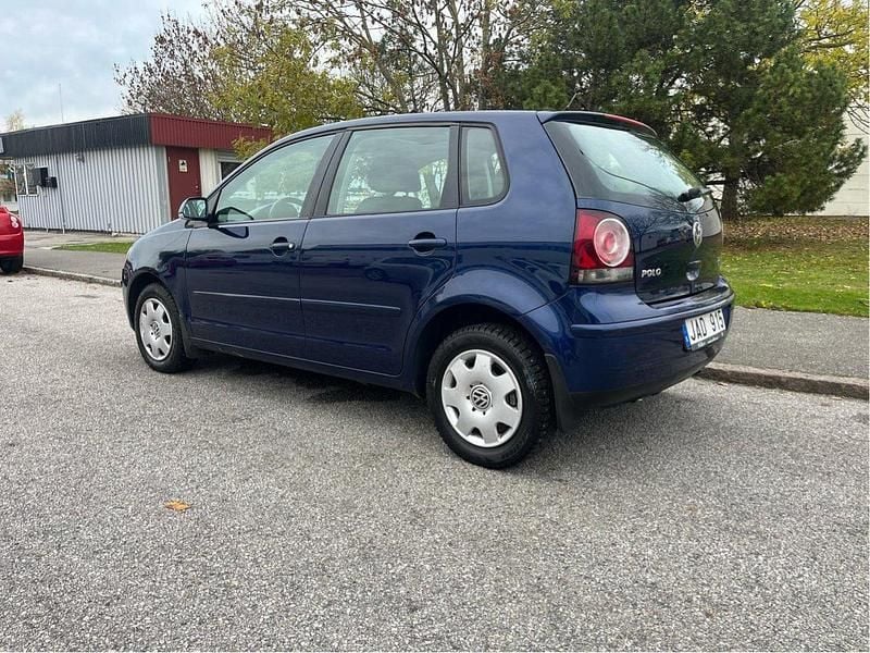Blå Begagnad 2009 VW Polo Comfortline Halvkombi | 32 000 kr (Marknadspris) - Bild 1/4