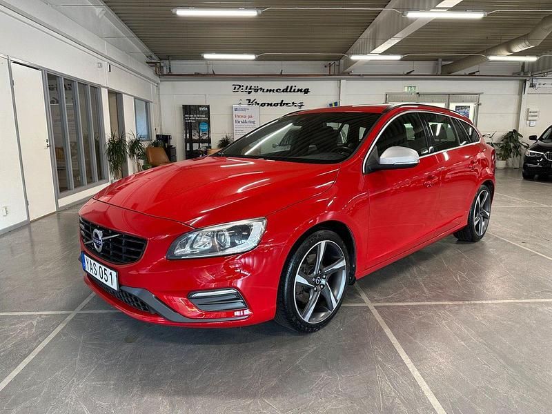 Röd Begagnad 2015 Volvo V60 R-Design Kombi | 139 900 kr (Lite dyr) - Bild 1/4
