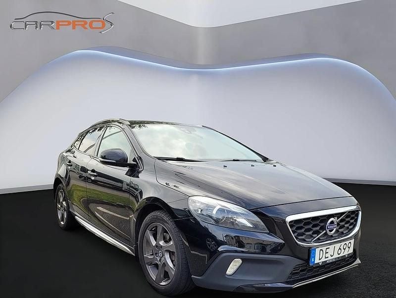 Begagnad Volvo V40 Momentum 150 HK (110 kW) 2014 Svart Halvkombi