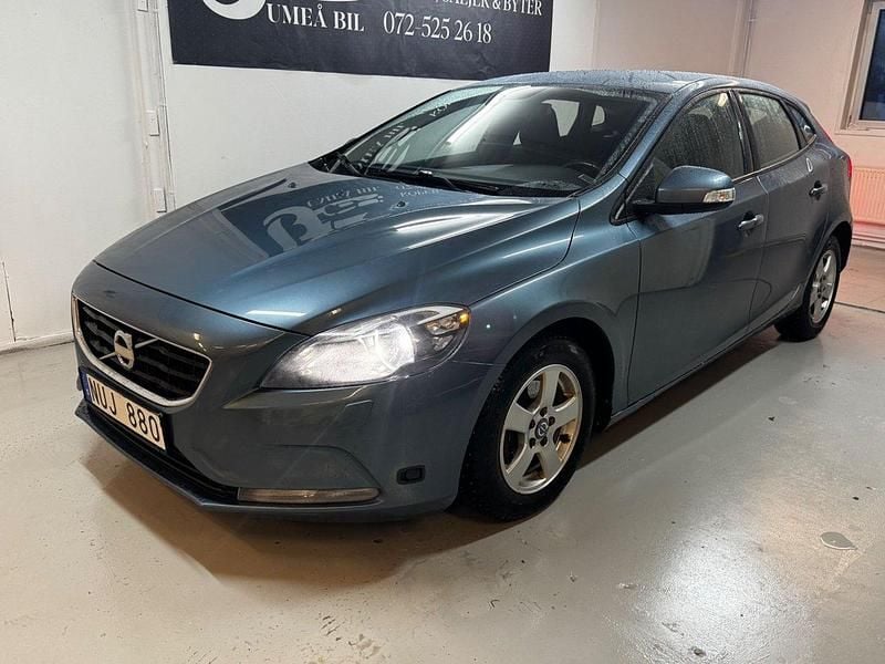 Blå Begagnad 2013 Volvo V40 Kinetic Kombi | 74 900 kr (Marknadspris) - Bild 1/4