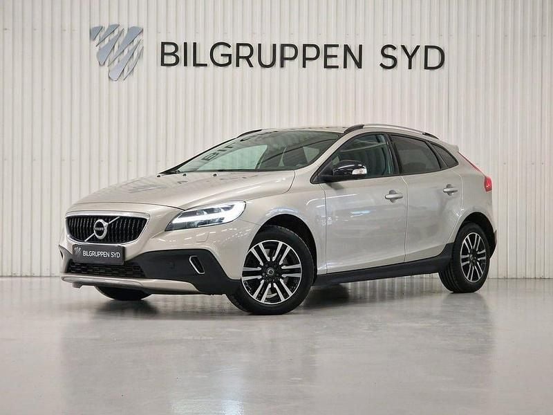 Brun Begagnad 2018 Volvo V40 CC Kinetic Kombi | 179 900 kr (Marknadspris) - Bild 1/4