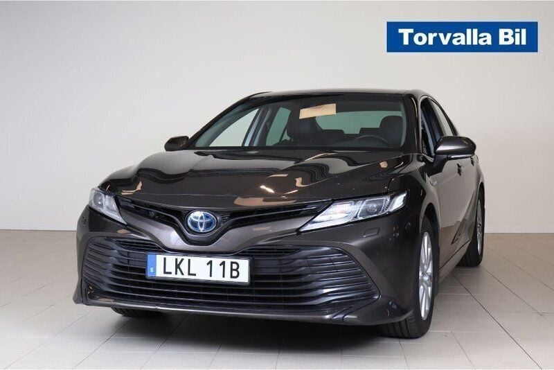 Mörkbrun Begagnad 2019 Toyota Camry Hybrid Sedan | 267 500 kr (Marknadspris) - Bild 1/4