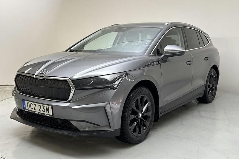 Grå Begagnad 2023 Skoda Enyaq iV SUV | 349 000 kr (Bra pris) - Bild 1/4