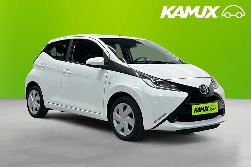 Vit Begagnad 2017 Toyota Aygo Halvkombi | 84 800 kr (Bra pris) - Bild 1/4