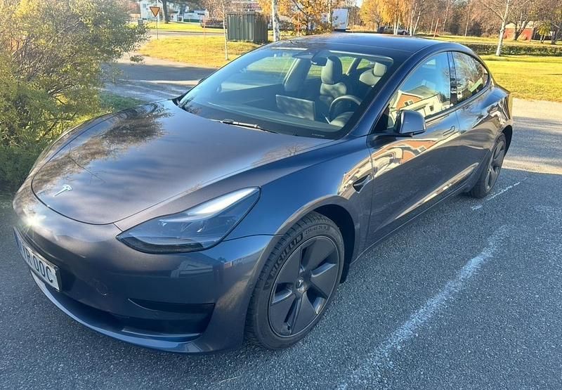 Begagnad Tesla Model 3 Standard Range Plus 208 kW (283 HK) 2022 Grå Sedan