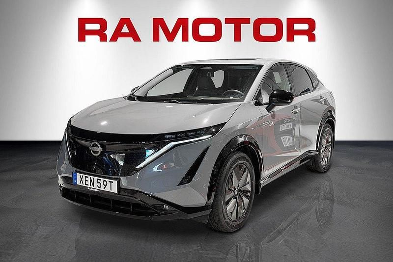 Ljusgrå Ny 2024 Nissan Ariya Evolve SUV | 636 700 kr (Marknadspris) - Bild 1/4