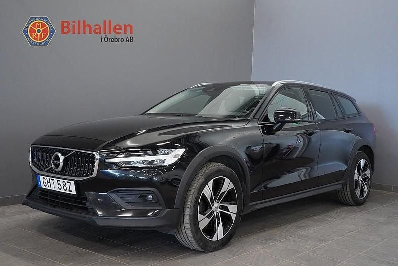 Begagnad Volvo V60 CC Momentum 197 HK (144 kW) 2021 Svart Kombi
