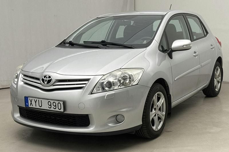 Silver Begagnad 2010 Toyota Auris | 96 000 kr (Marknadspris) - Bild 1/4