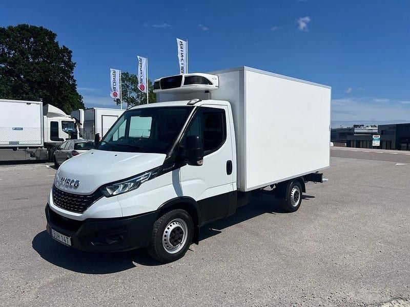 Vit Begagnad 2021 Iveco Daily Van | 311 250 kr (Marknadspris) - Bild 1/4