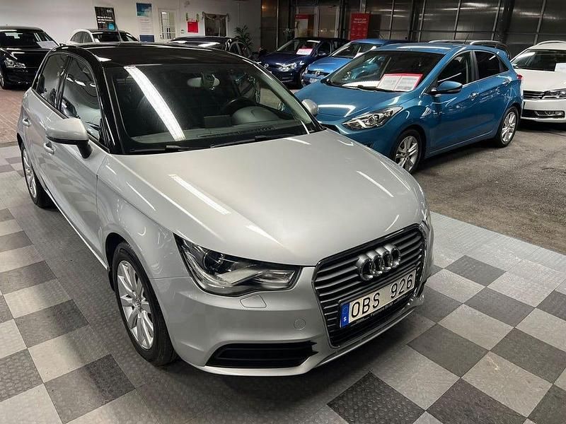 Silver Begagnad 2013 Audi A1 Sportback Sport Halvkombi | 119 000 kr (Lite dyr) - Bild 1/4
